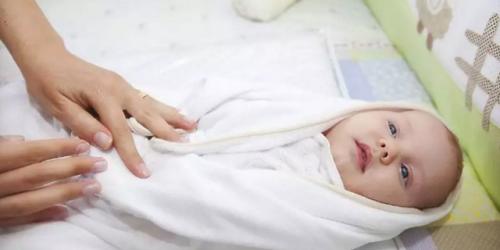 寶寶腸絞痛，別不當回事，這樣做能有效緩解！